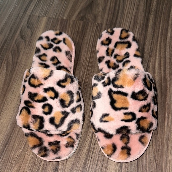 Array Pink Leopard Fuzzy Slippers - Picture 1 of 4
